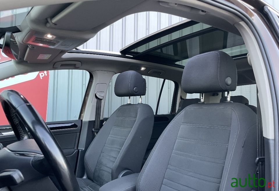 2017' Volkswagen Touran photo #4