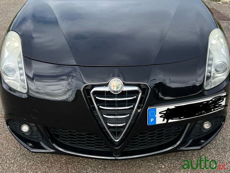 2011' Alfa Romeo Giulietta photo #1
