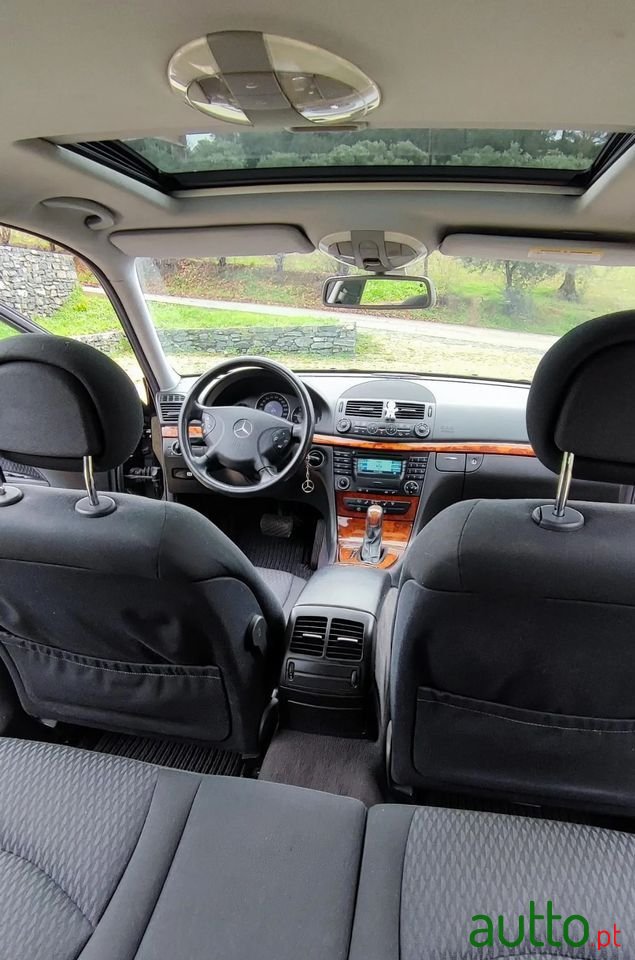 2004' Mercedes-Benz E 220 photo #3