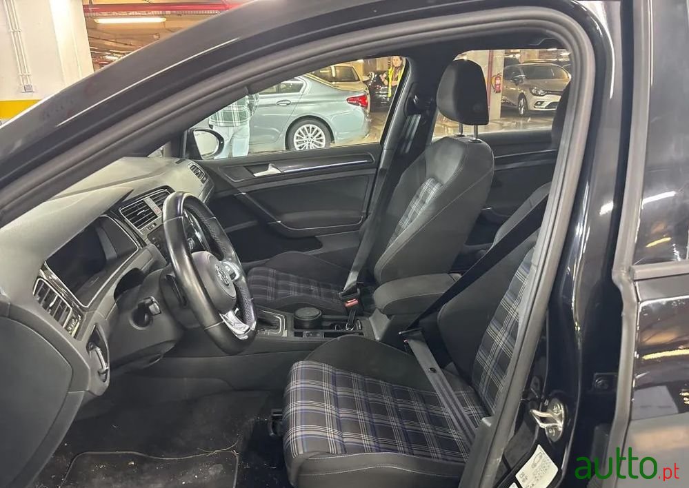 2019' Volkswagen Golf photo #3