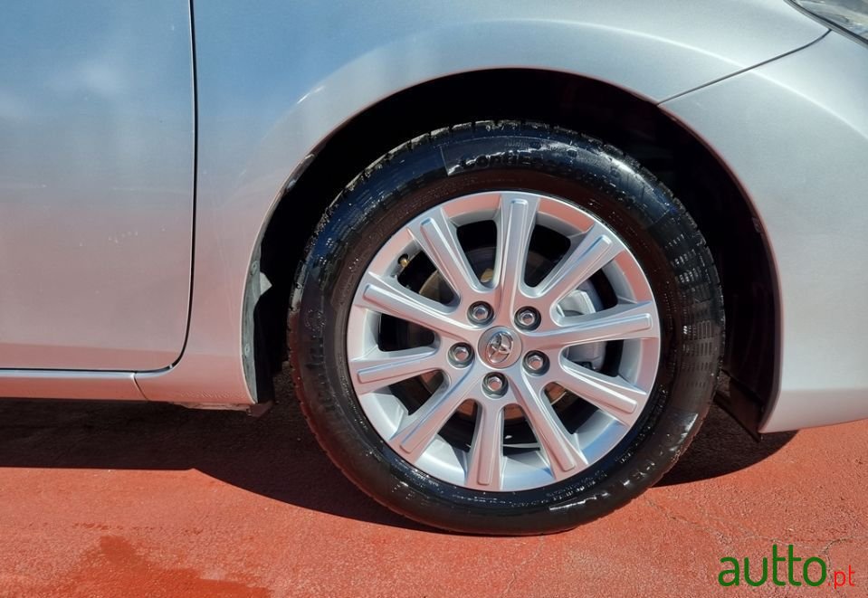 2014' Toyota Auris Touring Sports photo #3