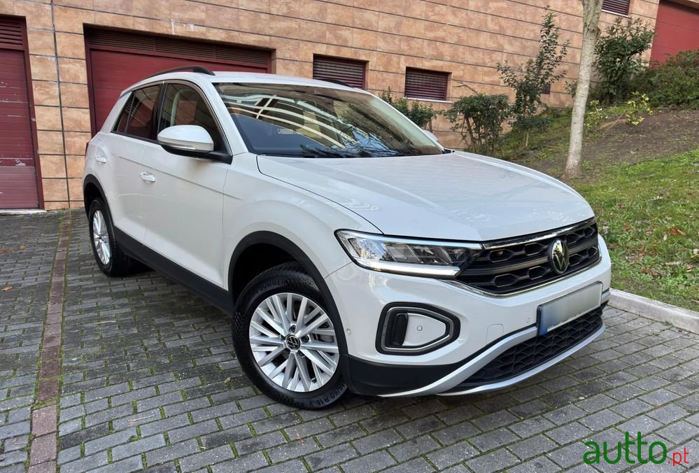 2023' Volkswagen T-Roc photo #1