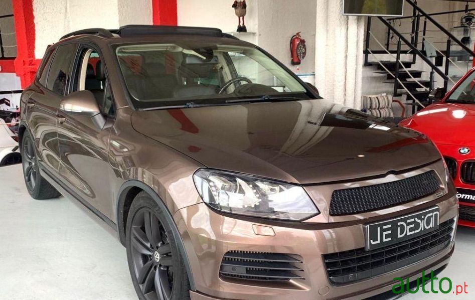 2013' Volkswagen Touareg photo #2