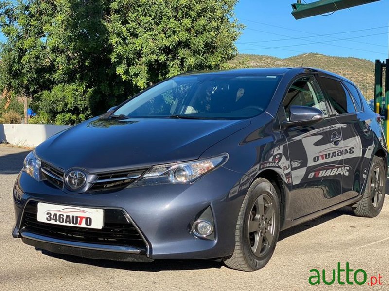 2015' Toyota Auris photo #2