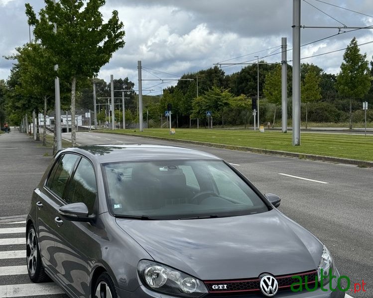 2010' Volkswagen Golf 2.0 Gti photo #2