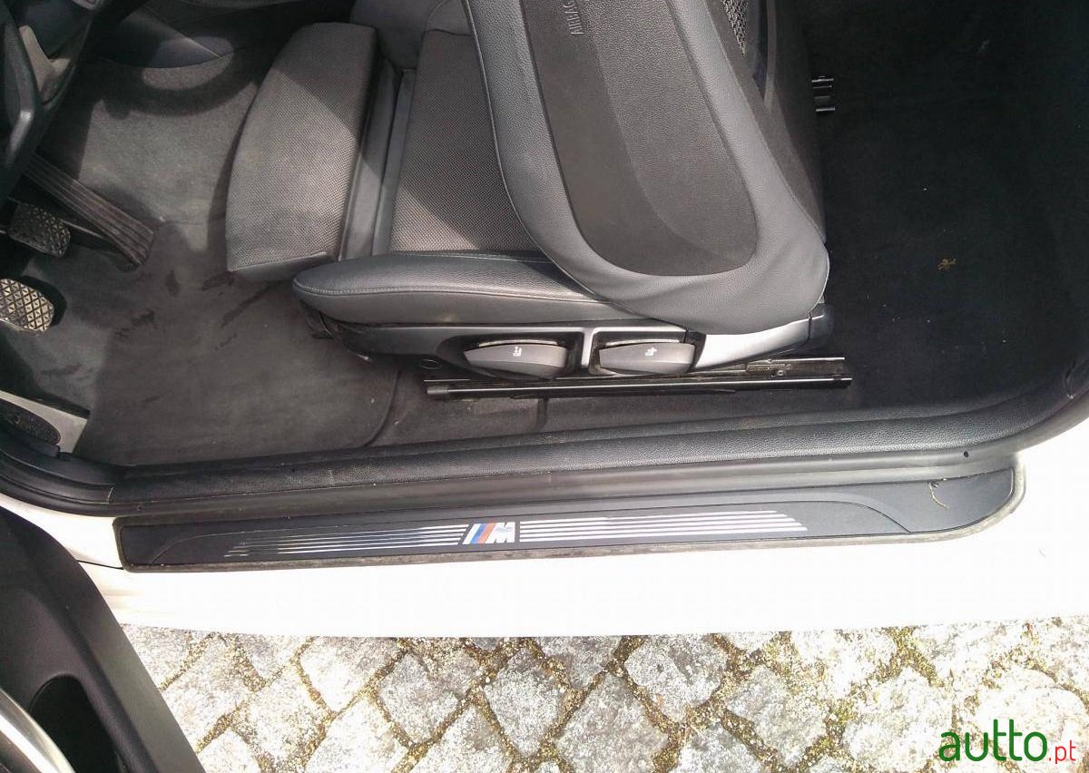 2010' BMW 120 d Pack M Coupé photo #7