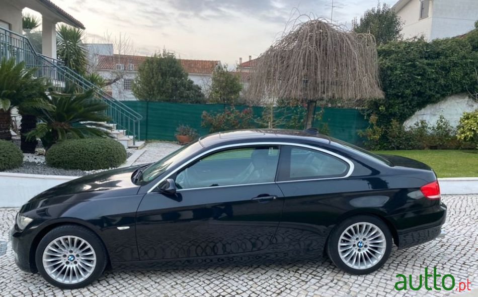 2009' BMW 320 Coupé photo #2