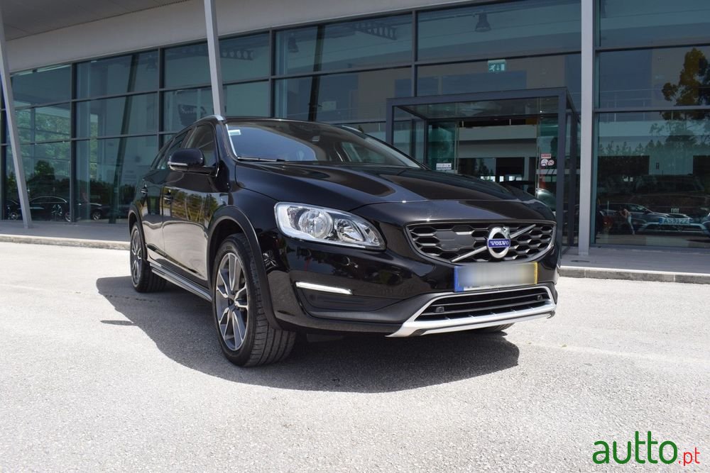 2018' Volvo V60 Cross Country photo #2