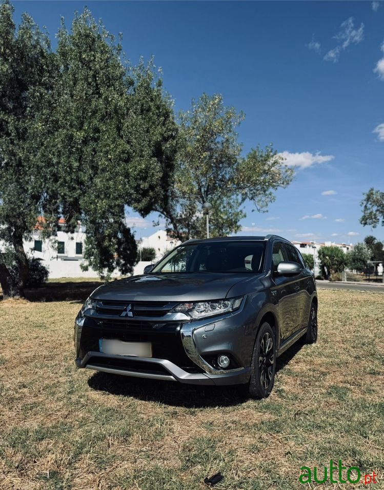 2017' Mitsubishi Outlander photo #1