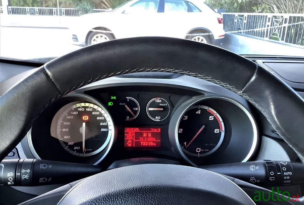 2014' Alfa Romeo Giulietta photo #6