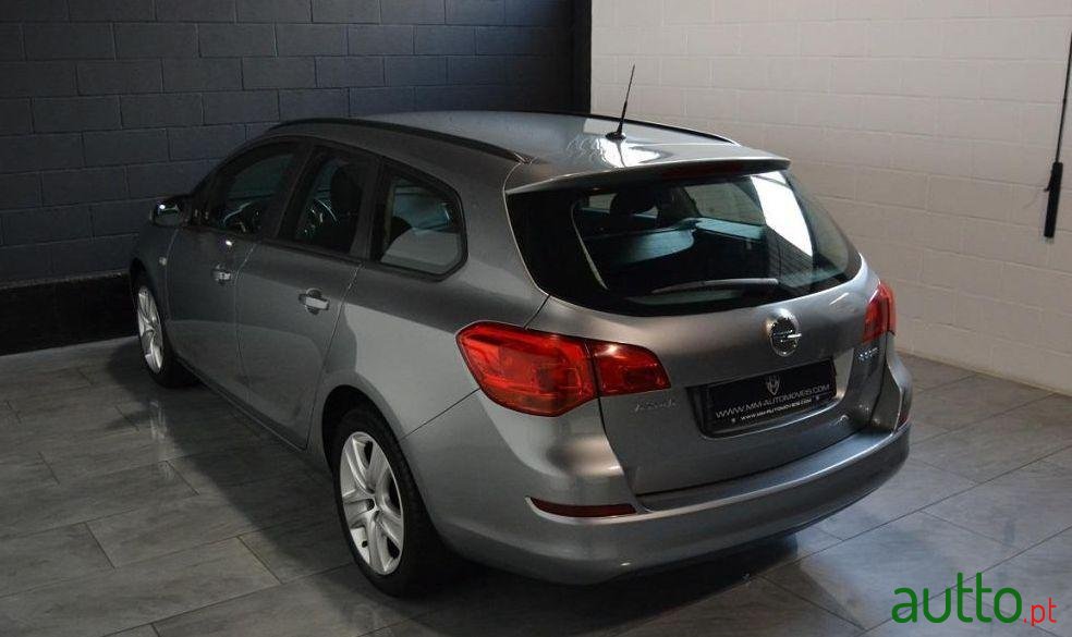 2011' Opel Astra Sports-Tourer photo #1