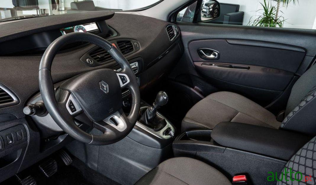 2011' Renault Scenic photo #3