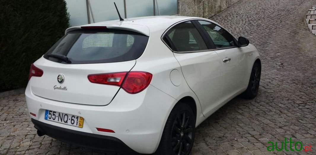 2013' Alfa Romeo Giulietta photo #2