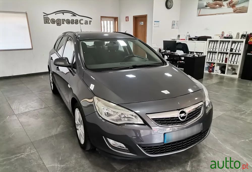 2011' Opel Astra Sports Tourer photo #4