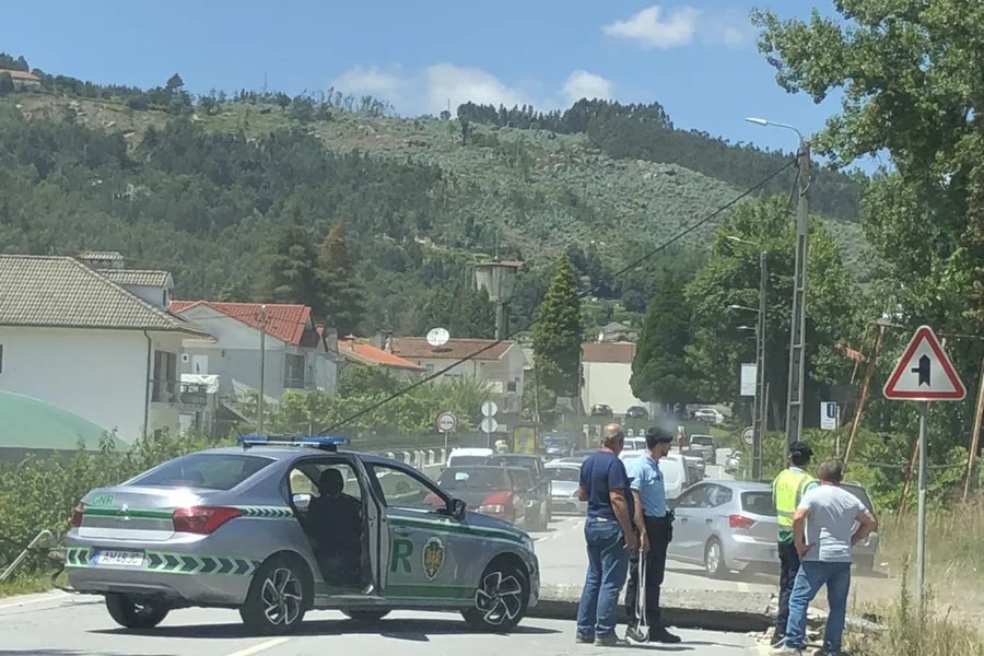 Poste que caiu após acidente condiciona circulação entre Guimarães e Braga