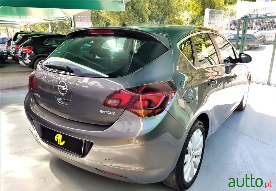 2011' Opel Astra photo #4