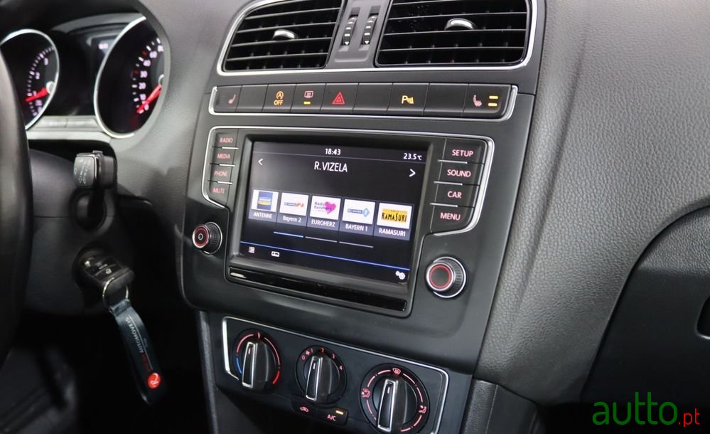 2016' Volkswagen Polo photo #6