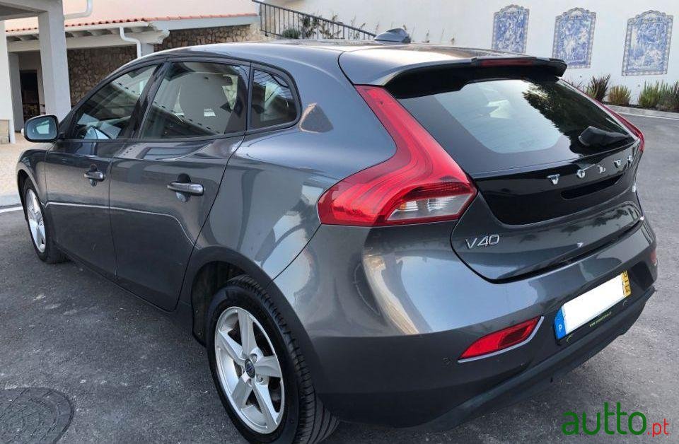 2013' Volvo V40 D2 Momentum photo #2