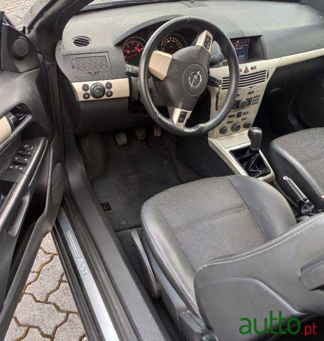 2007' Opel Astra Twintop 1.6 photo #3