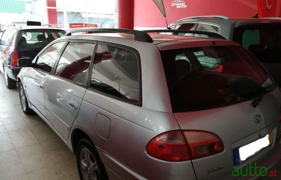 2002' Toyota Avensis photo #2