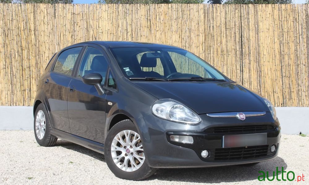 2011' Fiat Punto Evo photo #1