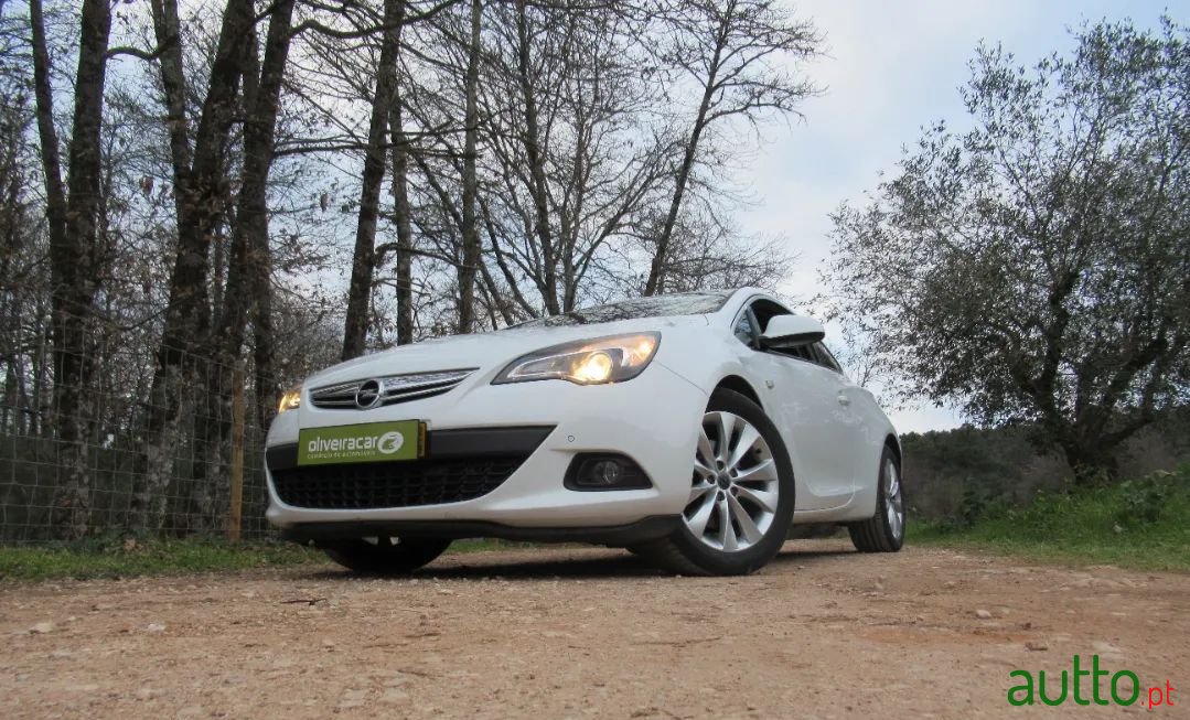 2012' Opel Astra Gtc photo #6