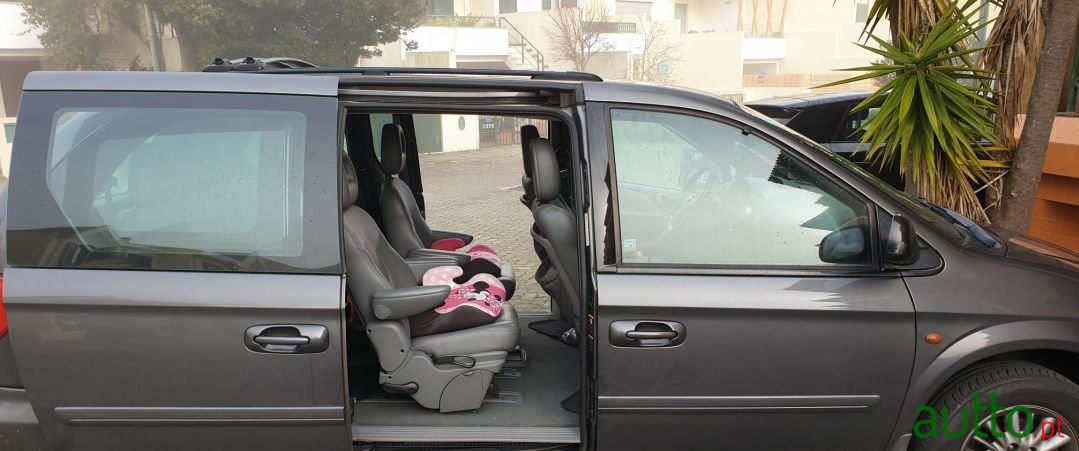 2004' Chrysler Voyager photo #2