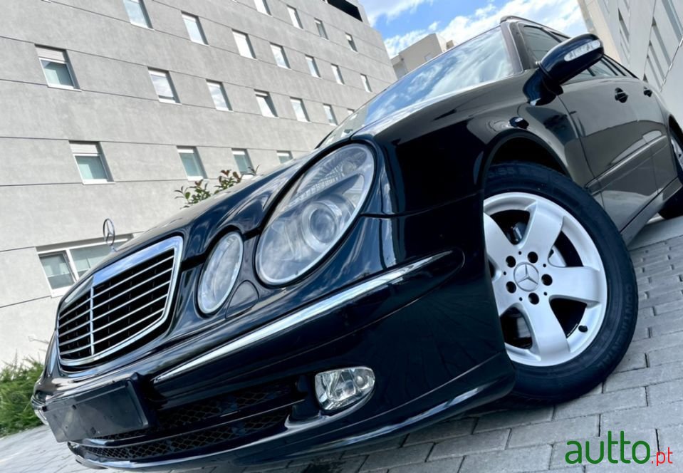 2004' Mercedes-Benz E-220 photo #1