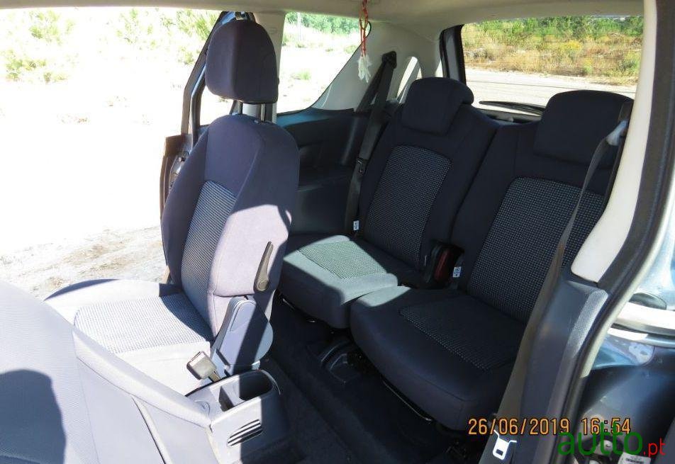 2008' Peugeot 1007 photo #2