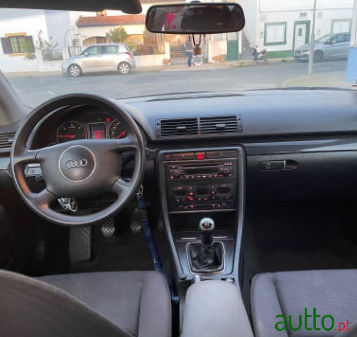 2001' Audi A4 Avant photo #1