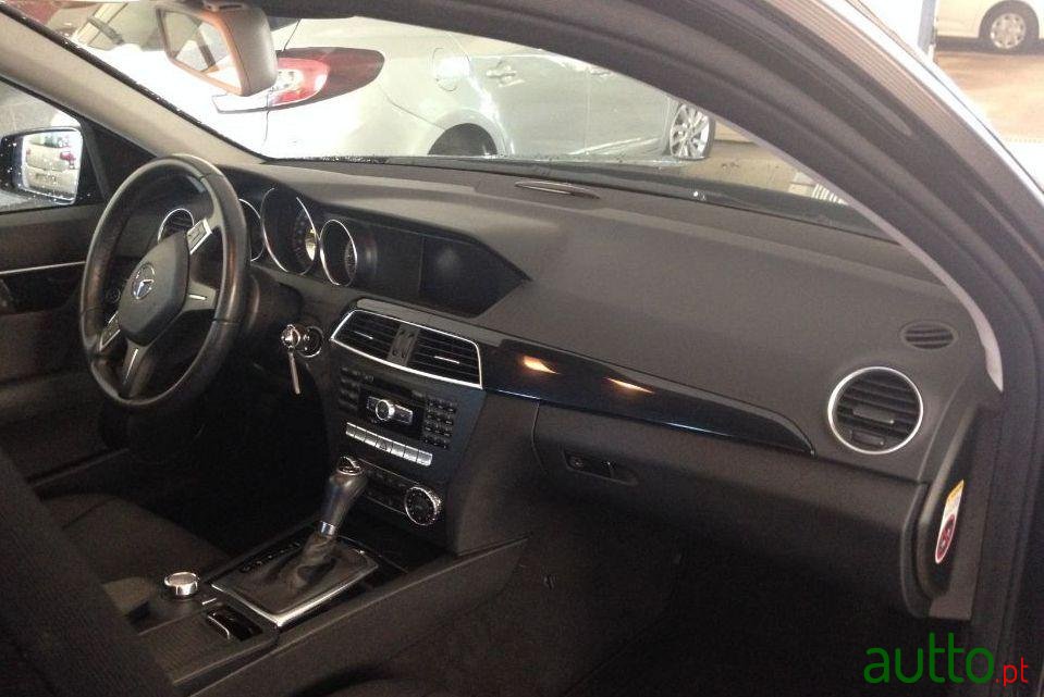 2011' Mercedes-Benz C-220 photo #2