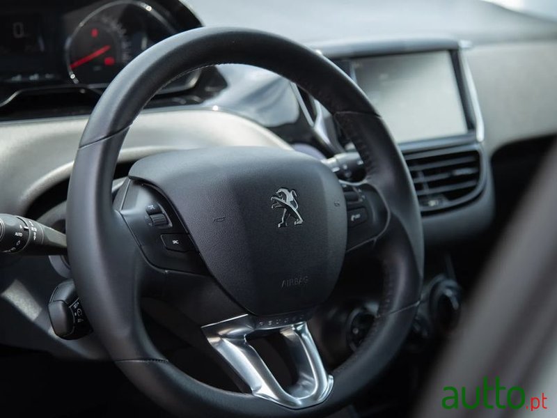 2014' Peugeot 208 1.2 Vti Active photo #5