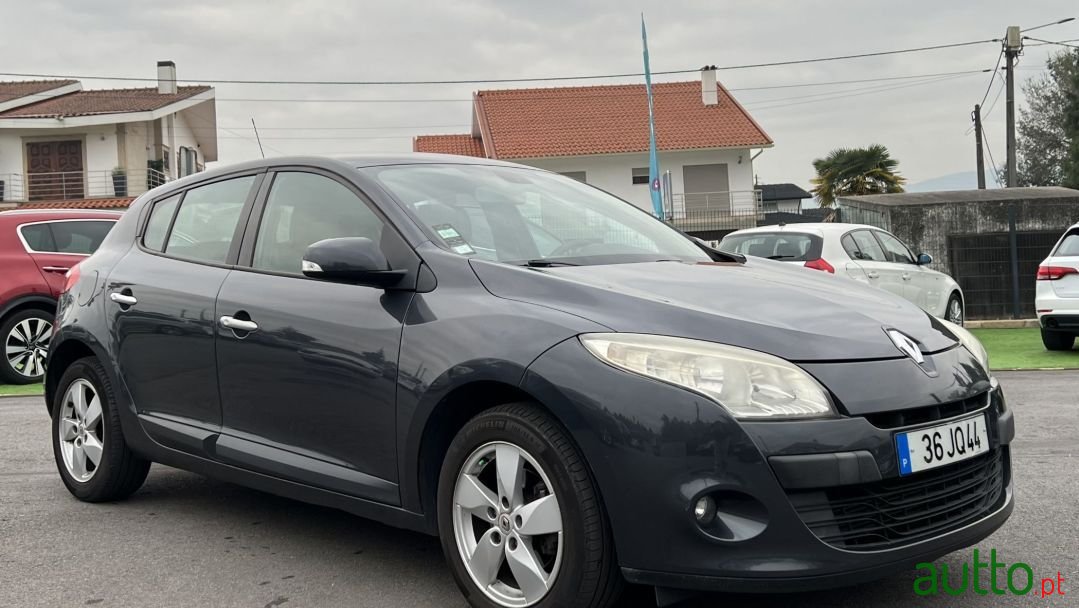 2010' Renault Megane photo #2