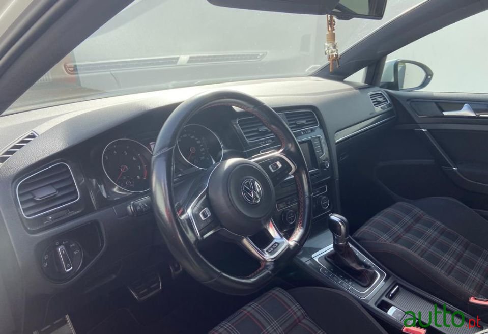 2015' Volkswagen Golf photo #2