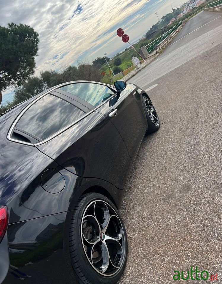 2011' Alfa Romeo Giulietta photo #3