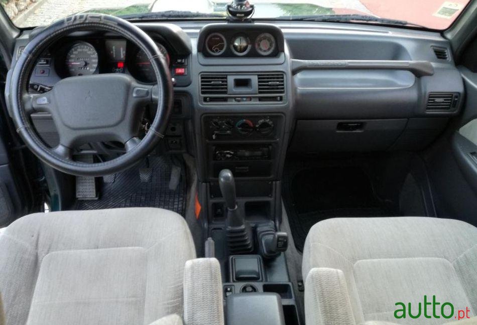 1997' Mitsubishi Pajero Gls photo #2