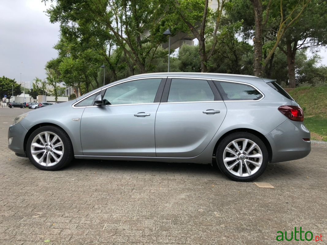 2011' Opel Astra Sports Tourer photo #6