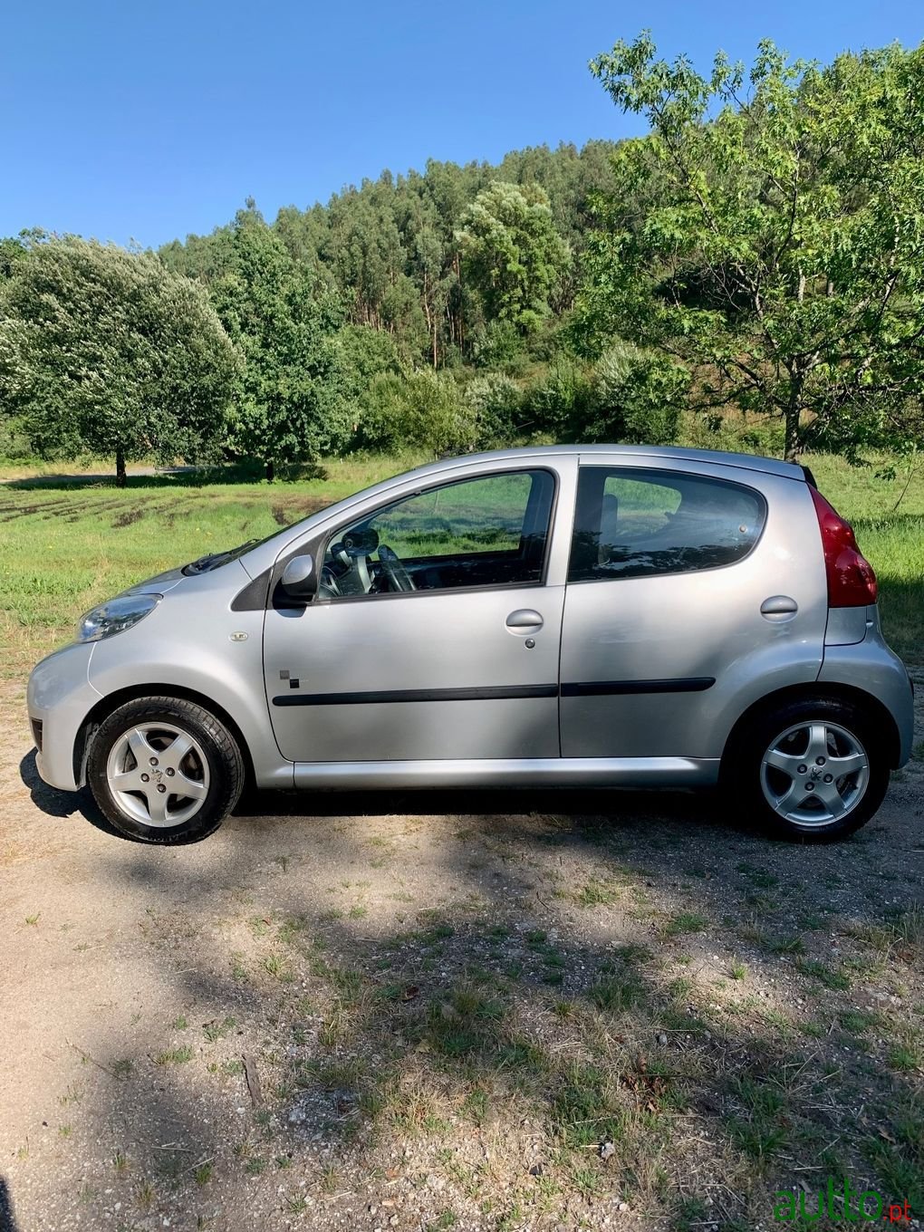 2011' Peugeot 107 photo #2