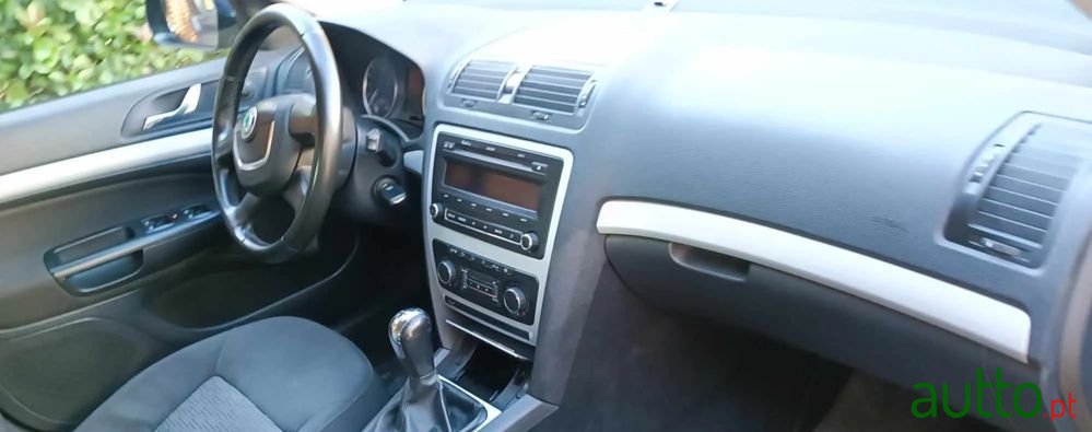 2010' Skoda Octavia Break photo #2