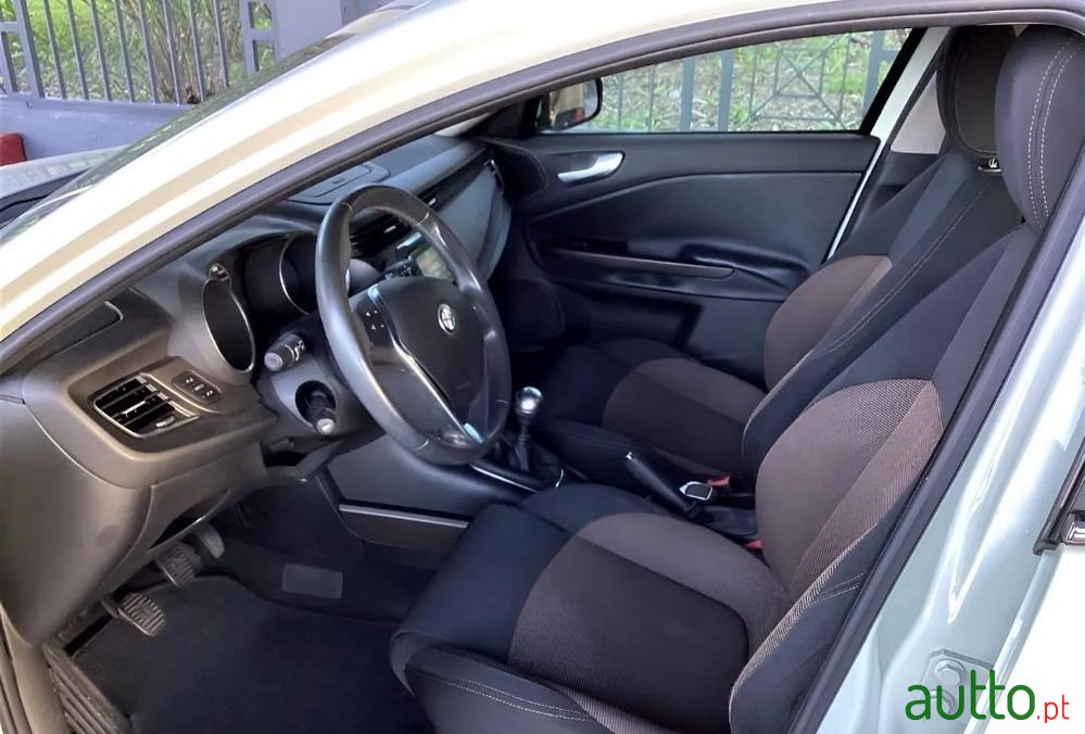 2014' Alfa Romeo Giulietta photo #5