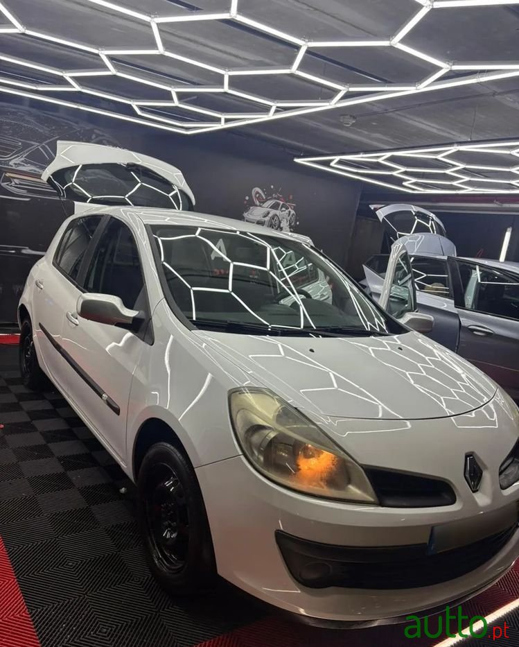 2008' Renault Clio photo #2