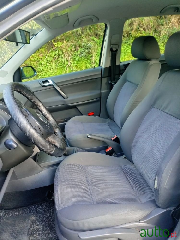 2002' Volkswagen Polo photo #2