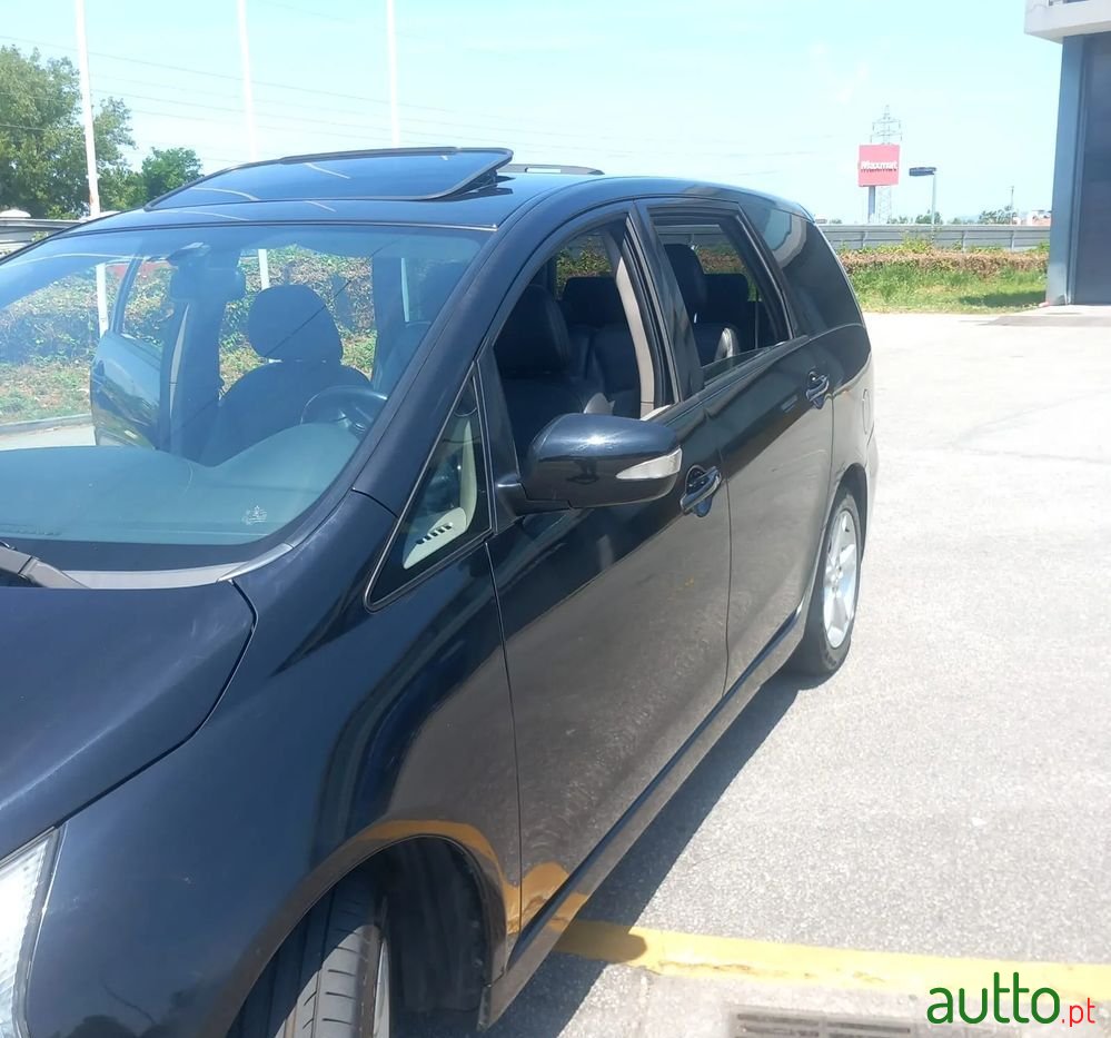 2008' Mitsubishi Grandis photo #3