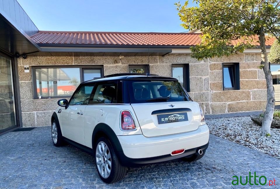 2010' MINI Cooper photo #4