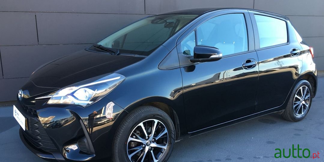 2020' Toyota Yaris Comfort photo #1