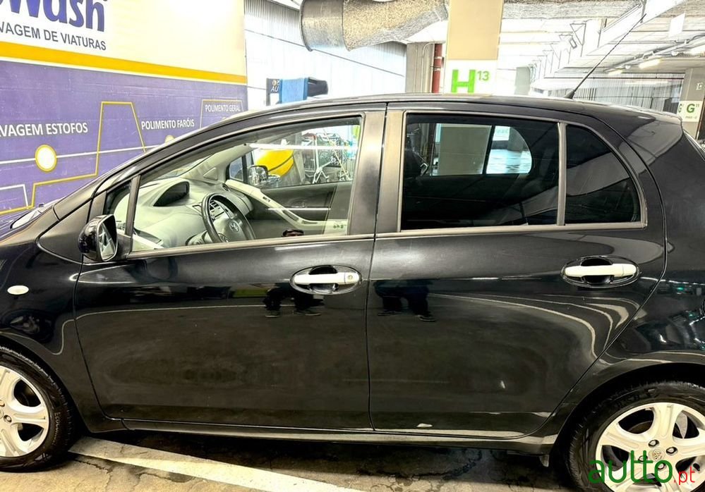 2010' Toyota Yaris photo #1