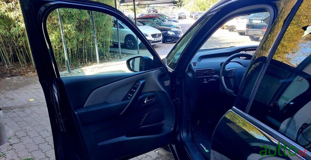 2015' Citroen C4 Grand Picasso photo #6