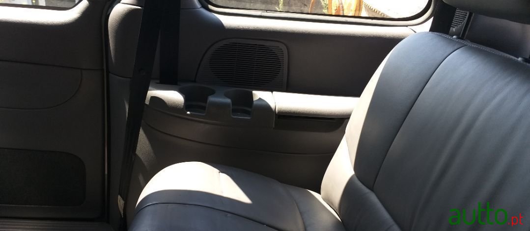2000' Chrysler Grand Voyager photo #2
