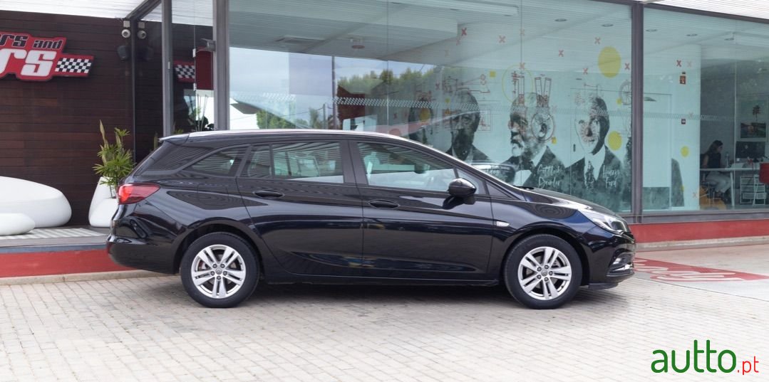 2017' Opel Astra Sports Tourer photo #3