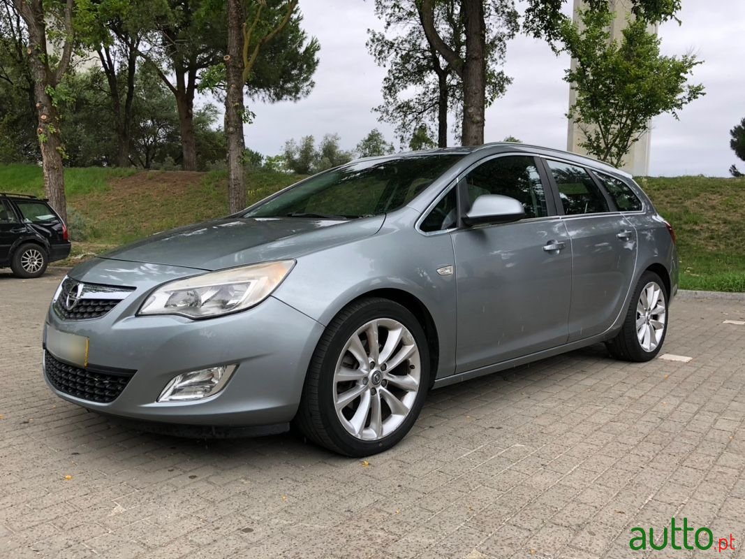 2011' Opel Astra Sports Tourer photo #1